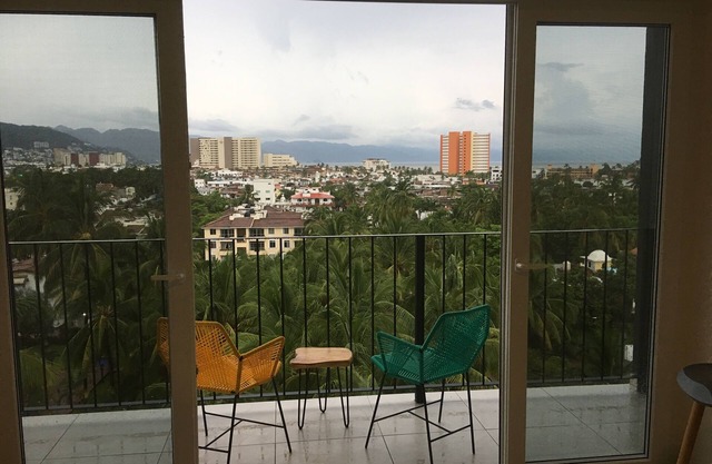 Brand new beautiful PH, stunning bay and mountain views, fully equipped no hills