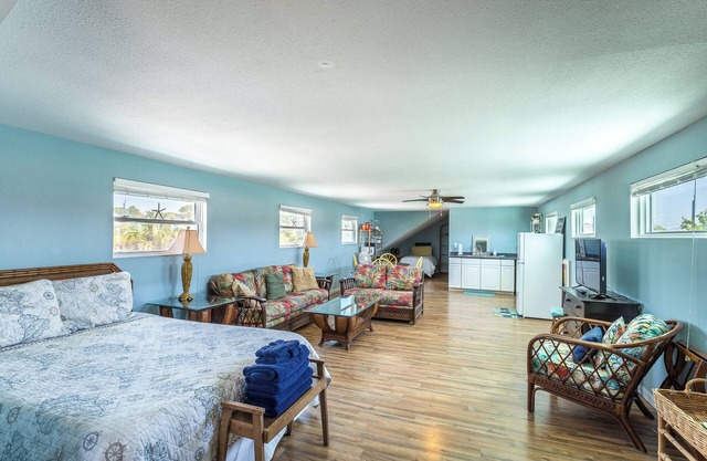 Brand New! Downtown Loft, Central Location Walking Distance to Beach and Bay!