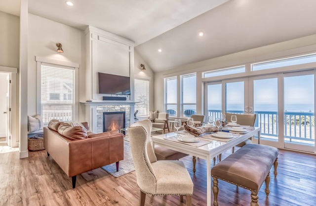 Brand New Olivia Beach 3-Level Palace, Hot Tub, Game Room, 3 Ensuite Bedrooms