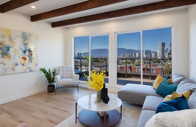 Brand new renovated luxury water and city view, just steps to Granville Island!
