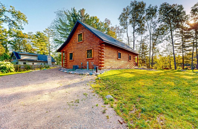 Brand-new riverfront cabin with a open layout, gas grill, and W/D - dog-friendly
