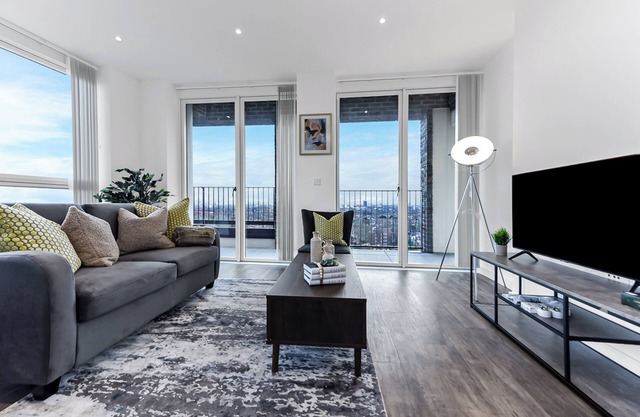 Brand New Splendour- Perfect Location-Great Views!