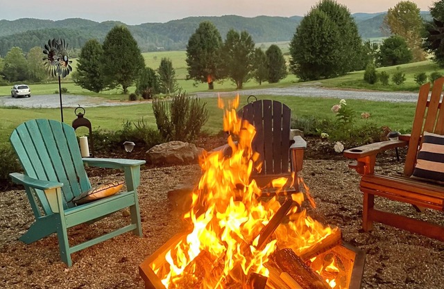 BRAND NEW - THE KING OF THE HILL - W HOT TUB AND PRIVATE BACKYARD