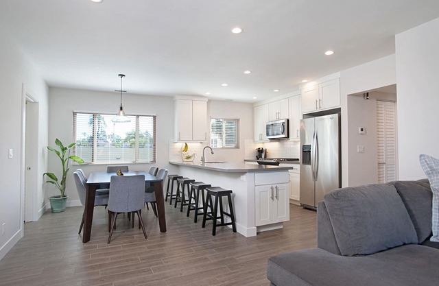 BRAND NEW Top Floor Residence in Heart of Bankers Hill/Hillcrest/Balboa