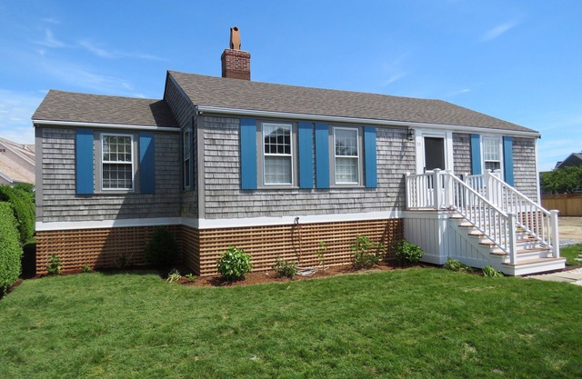 Brant Point cottage close to Jetties Beach