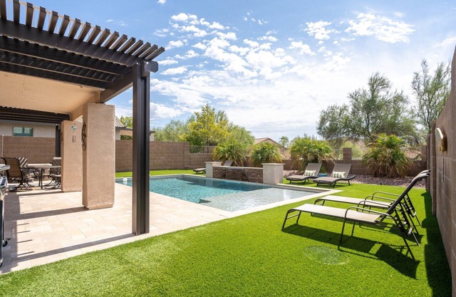 Breathtaking Backyard|Hot Tub|Heated Pool|Dog-Friendly