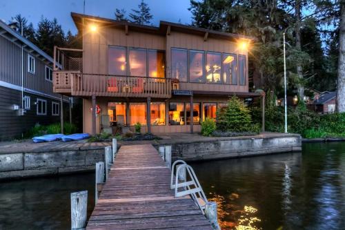 Breathtaking Beach House with Fireplace and Gorgeous Sights in Otis, Oregon