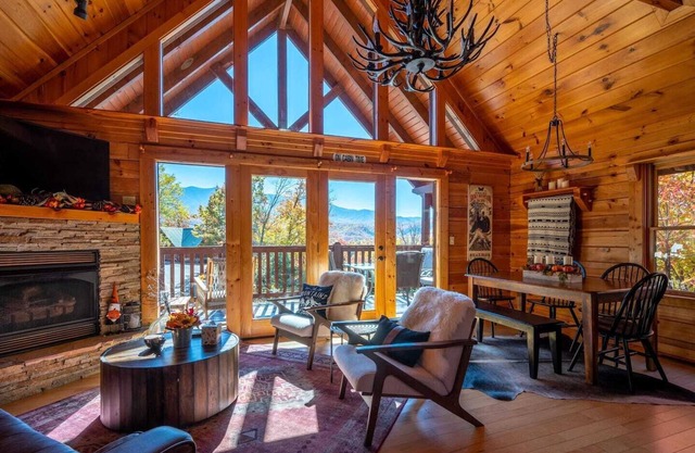 Breathtaking Views, Luxury Cabin, Hot Tub & Near Top Attractions!