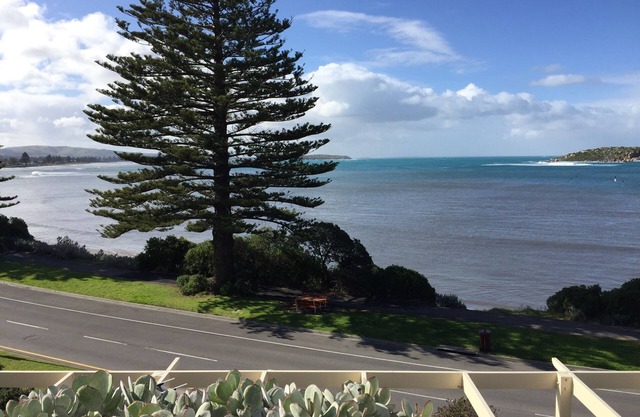 Breeze @ the Bay - absolute seafront apartment