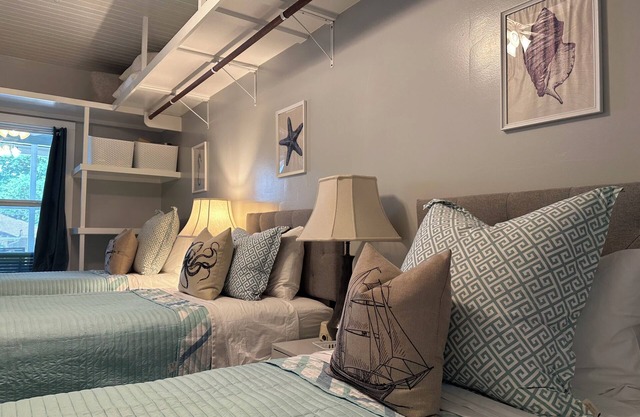 Breezy Bayshore Bunkhousen