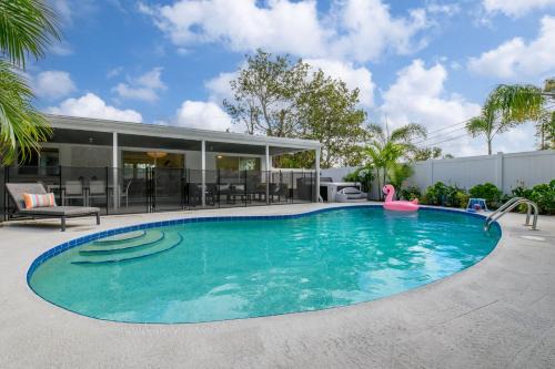 Breezy Blue-Pool Hot Tub Minutes to Beach Games