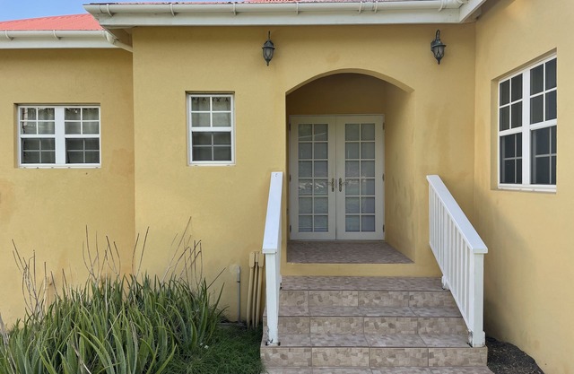 Breezy hillside executive house with great views near to St. Johns City