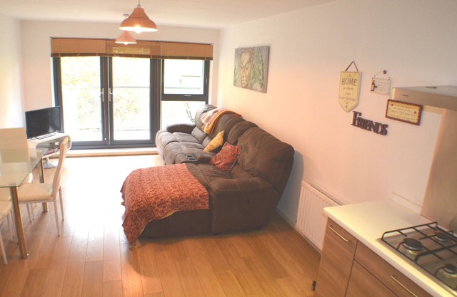 Brentwood Town Retreat - 2 Bedroom Apartment
