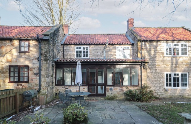 BREWERS COTTAGE, pet friendly, with open fire in Pickering