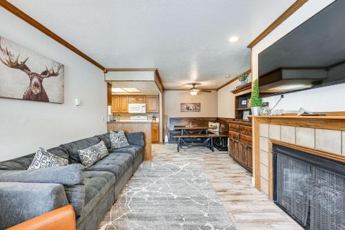 Brian Head Condo with Pool Access - Steps to Resort!