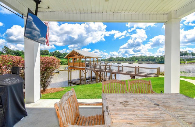 Bridge View Retreat, Bridge View Retreat- Luxurious 4Br -Lake Martin Home