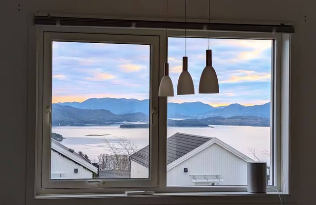 Bright 2-bedroom apartment with spectacular fjord views in Jørpeland.