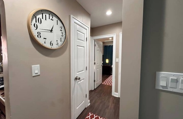 Bright 2 BR 8 min from JFK, 4 min from US and Mall, Free Street Parking 24/7.