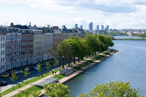 Bright 3BR Apartment with Balcony and Amazing Lake View