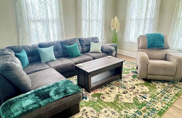 Bright & Airy 2BR 1BA Home Near The Riverfront