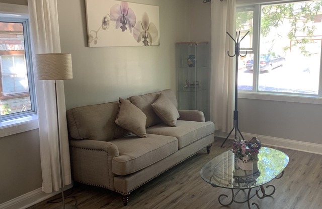 Bright and Adorable 2 bedroom unit