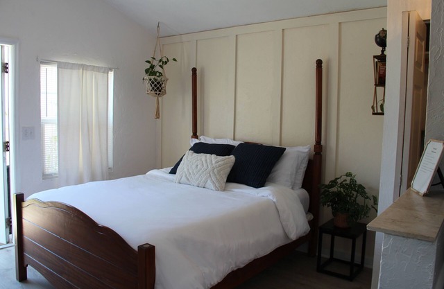 Bright and airy studio 10 minutes from downtown West Palm Beach!