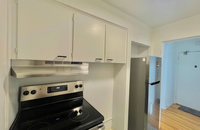 BRIGHT AND BEAUTIFUL FURNISHED PET FRIENDLY 2 BEDROOM 1 BATH IN WEST END