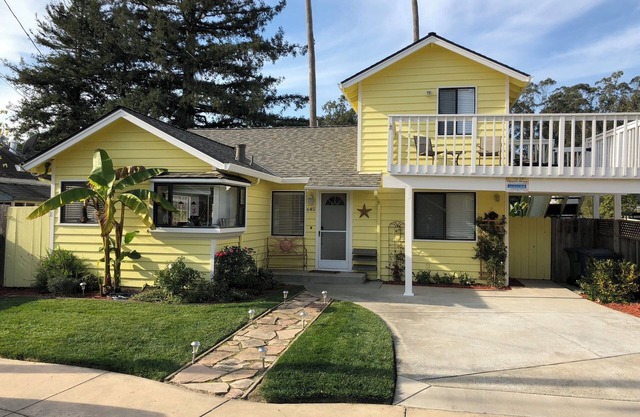Bright and Colorful - Family Friendly! Short walk to the Best Beaches in Town!