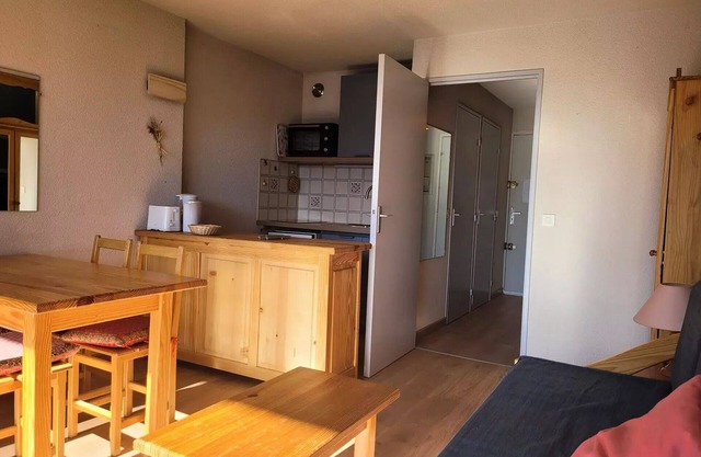 Bright and spacious studio for 4 people, balcony and beautiful view of the valley