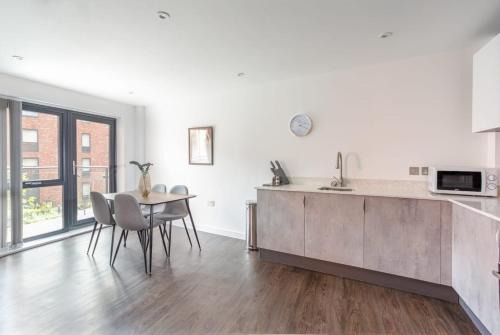 Bright and Spacious 2 Bedroom Apartment in York
