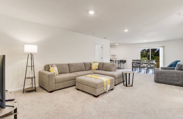 Bright and Spacious 4 Bed/2 Bath