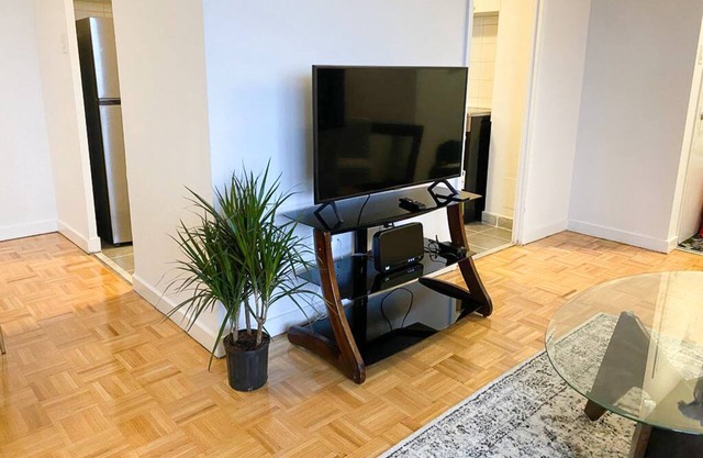 Bright Apartment Close to City w/ Free Parking