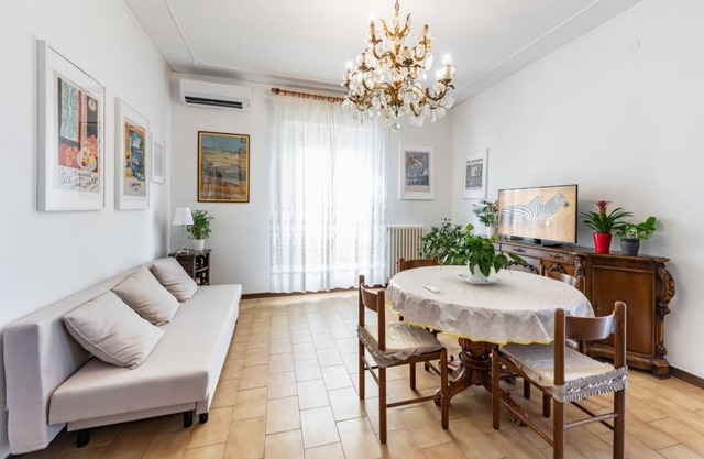 Bright apartment that accommodates up to 4 people, equipped with all the comforts for a pleasant stay, with two bedrooms and a panoramic terrace that offers a beautiful view of the Maiella and Gran Sasso mountains. The accommodation is located in the cen