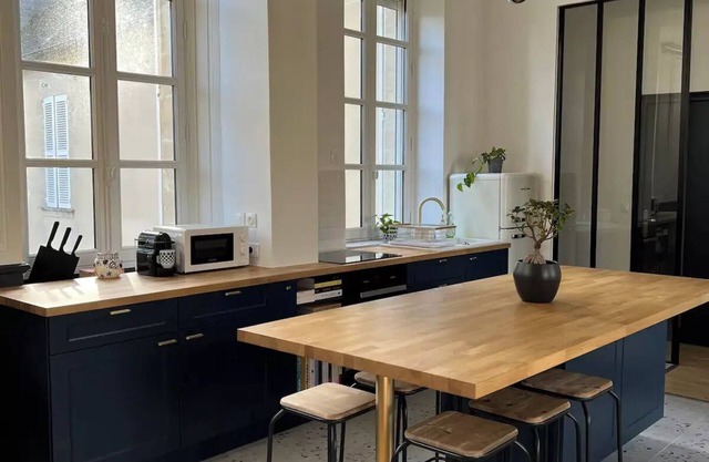 Bright Apt 750 sq ft in Bayeux historic center w Pkg