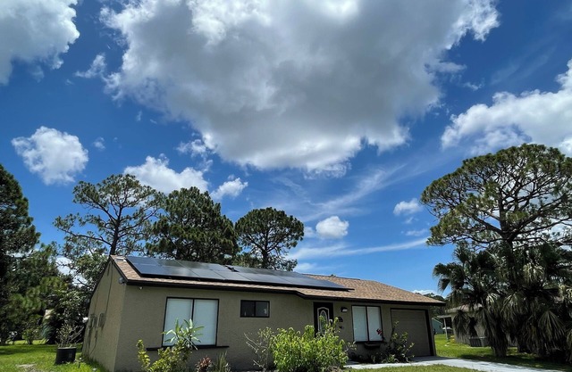 Bright, Beautiful Modern Home 5 minutes from Warm Mineral Springs.
