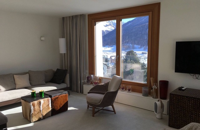 Bright, chic apartment with stunning views in the Inn Valley and mountains