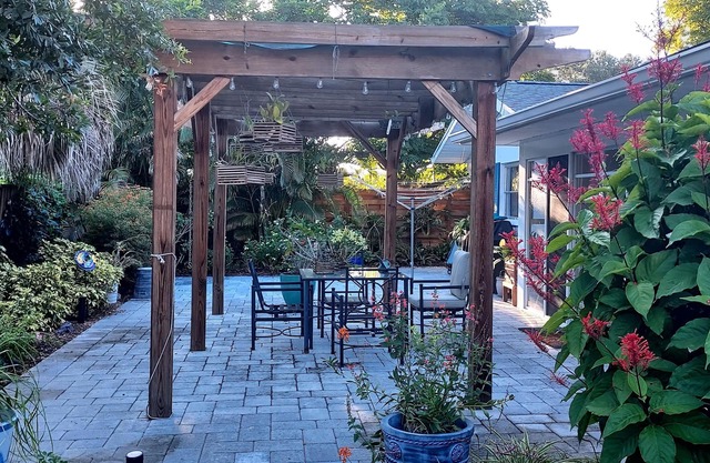 Bright/Comfortable/Fully Equipped Home in Convenient Location Near Beaches