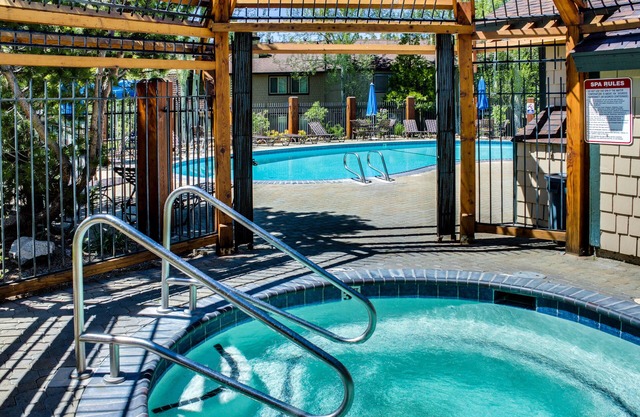 Bright condo with outdoor pool, hot tub, tennis, sauna & patio - walk to lake