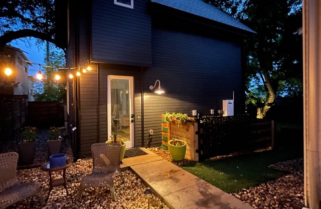 Bright Contemporary Guest House with Private Patio, Walk to S Congress, Downtown
