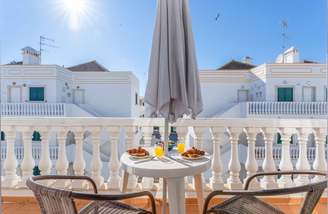 Bright & Cozy 1 BDR Flat W/Balcony by LovelyStay
