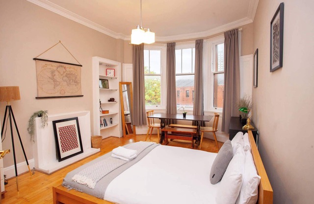 Bright Flat Near Glasgow City Center