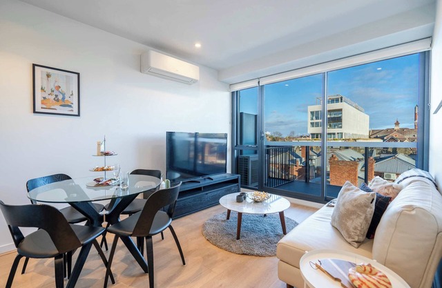 Bright Hawthorn 1BR Apartment near Glenferrie