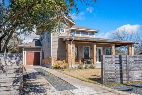 Bright Home in East ATX - 3BR - Cowboy Pool