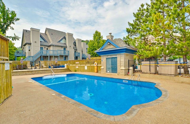 Bright, lofty condo w/2 decks & shared pool, tennis - walk to lift