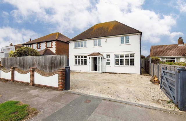 Bright & Modern 4 br House 100 metres from Beach!