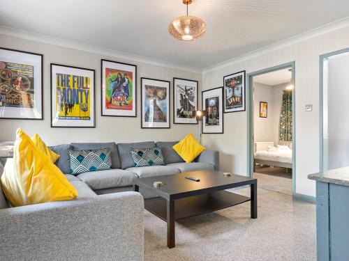 Bright Modern York Home with Free Parking Pass the Keys