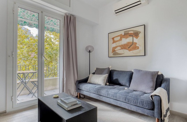 Bright Nova Esquerra de l'Eixample 3BR w/2 Balconies, by Blueground