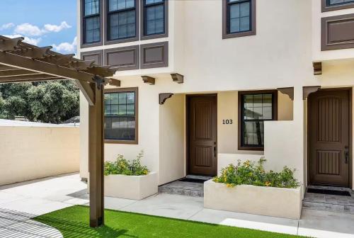 Bright Pasadena Getaway w Patio & Near Old Town