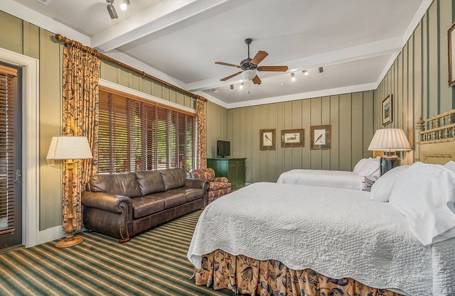 Bright's Creek Double Queen with Deck and pet friendly-Near TIEC, Hendersonville