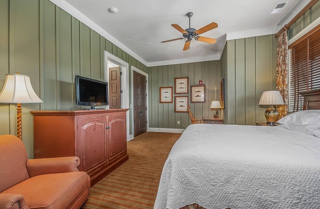 Bright's Creek Lodge - Queen Room- Near Tryon and TIEC, Hendersonville